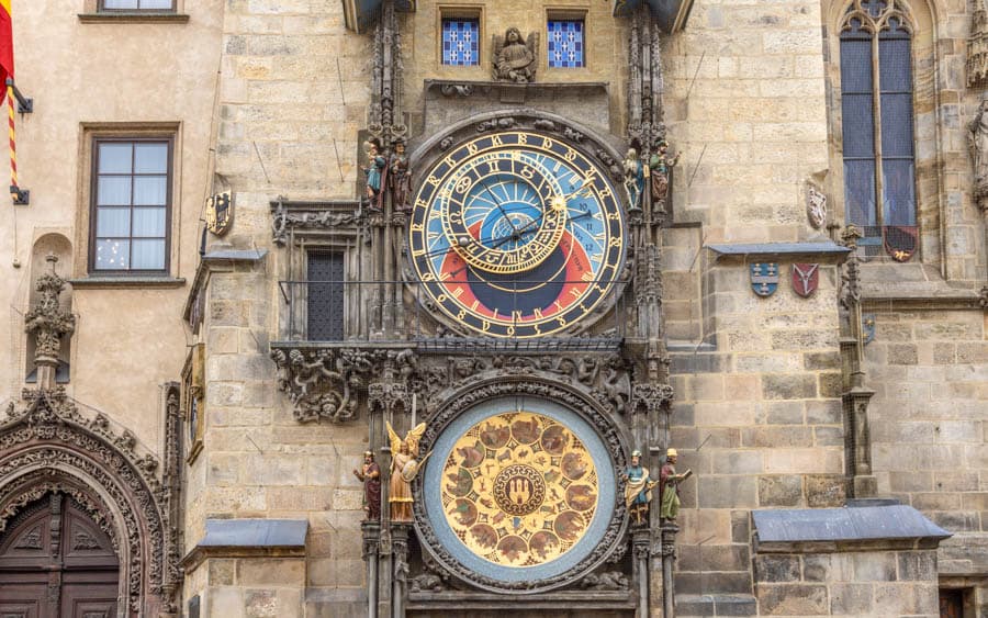 捷克布拉格老城廣場的著名景點—布拉格天文鐘(Prague Astronomical Clock)。這座天文鐘於1410年首次安裝，是目前世界上仍在運作的最古老天文鐘。三重功能：它由三個主要部分組成：天文鐘面（顯示太陽、月亮位置）、行走的使徒（每小時的表演）、以及下方的日曆盤。